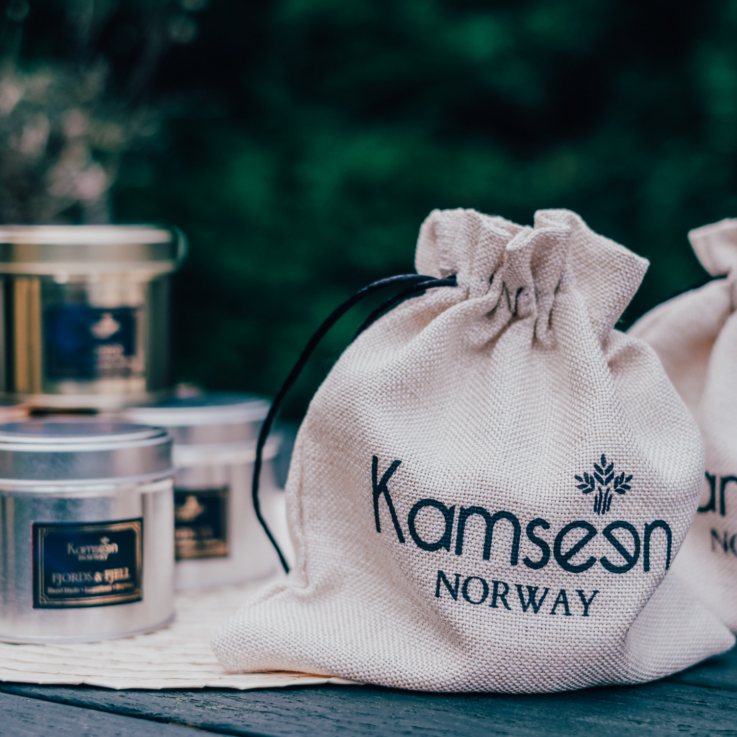 SCENTED CANDLE SAMISK- Cinnamon, Fressia, Cedarwood