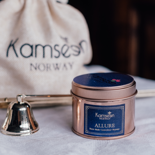 SCENTED CANDLE ALLURE- Currant, Geranium &amp; Sandalwood